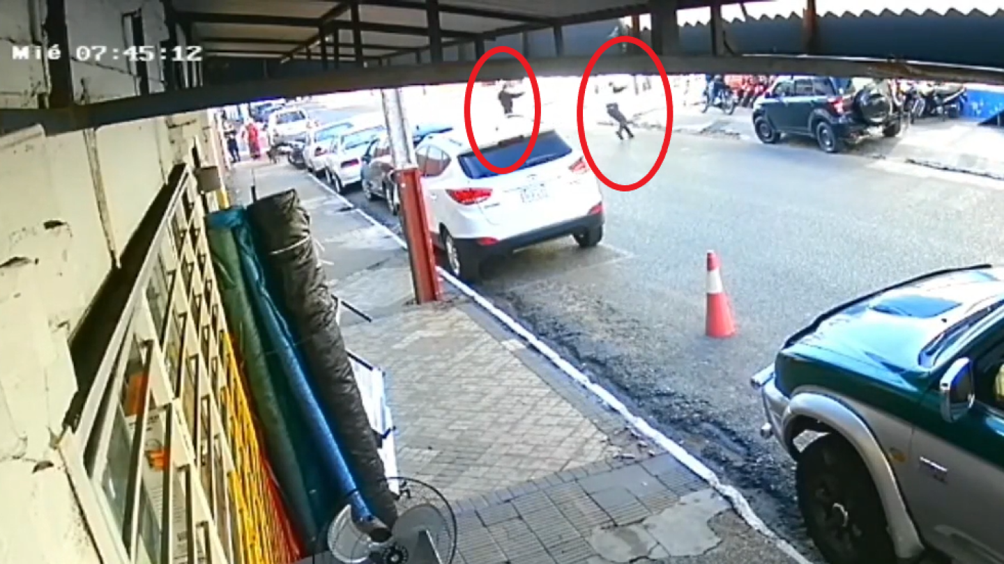 Video: Asaltantes huyen en medio de tiroteo con policías tras robo a un local comercial de Ñemby