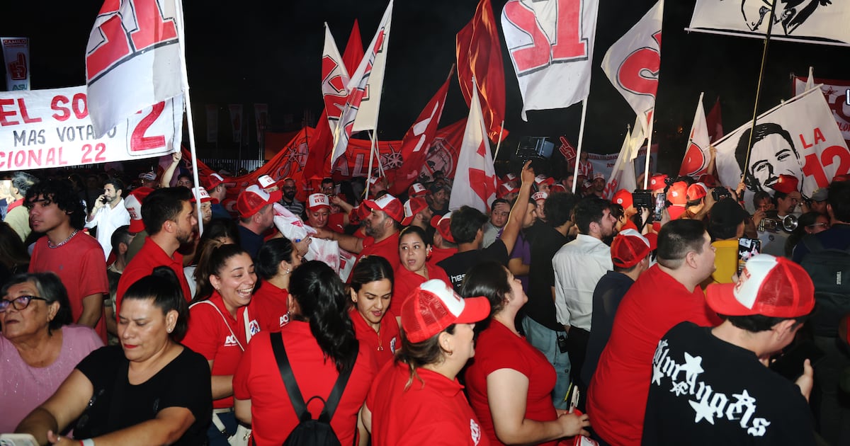 Camilo Pérez pone en marcha su campaña con una fiesta popular en el Puerto de Asunción