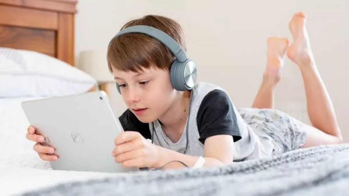 Uso temprano de redes sociales se vincula con menor rendimiento escolar