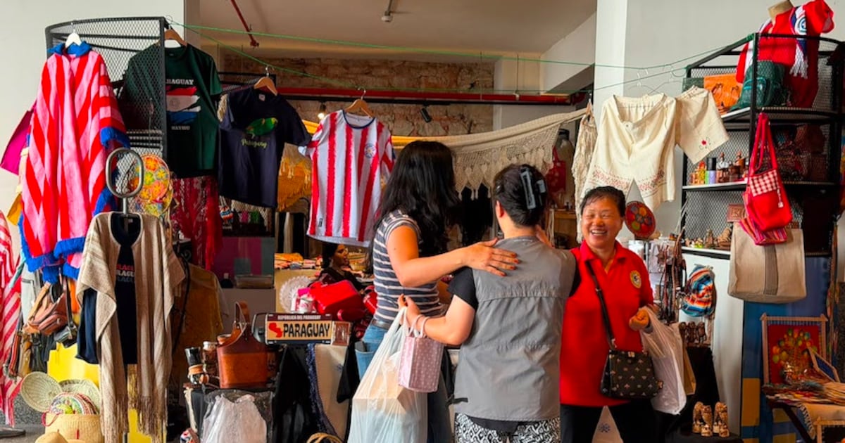 Feriantes de La Recova se instalan en el Puerto