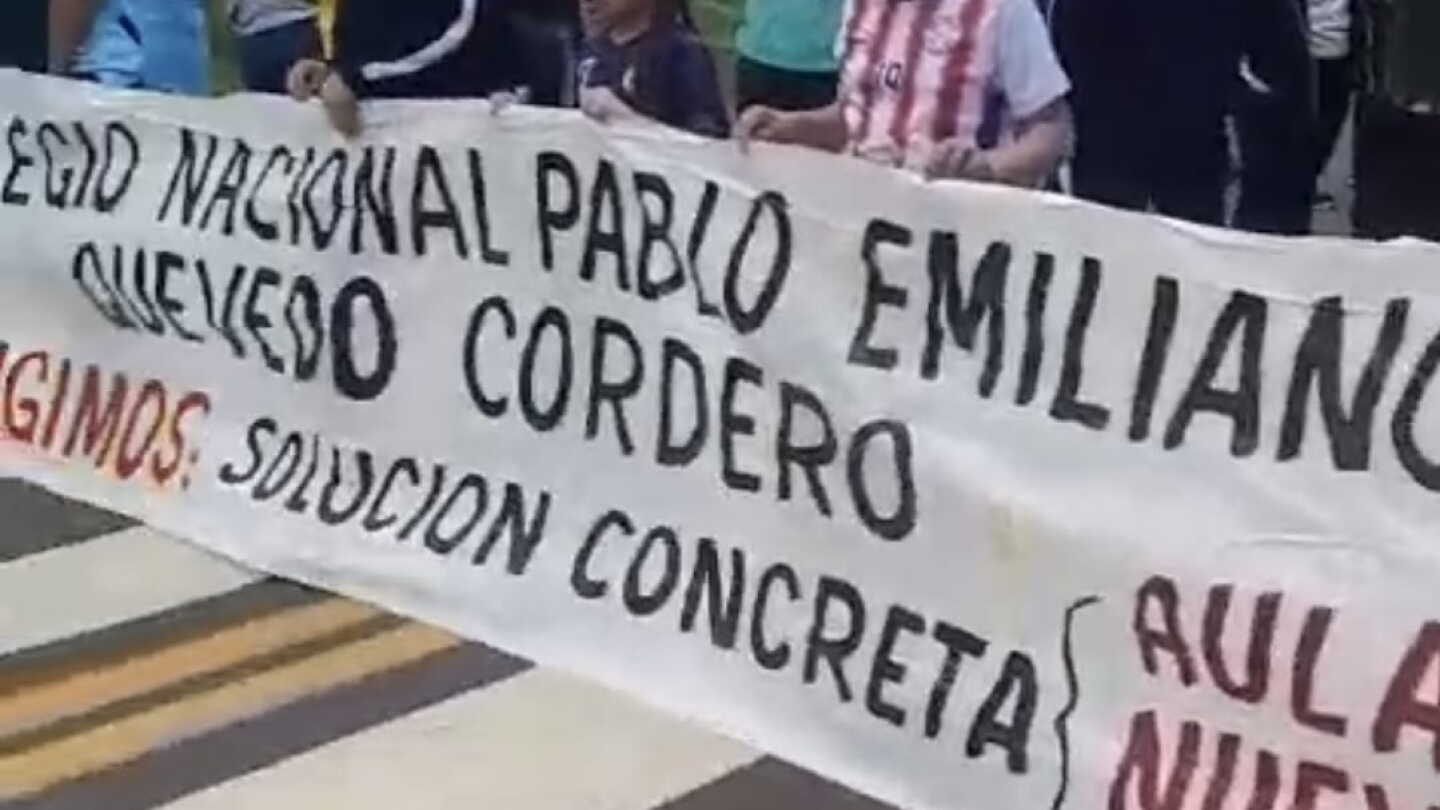 Padres mantienen protesta y cierre intermitente de la Ruta PY05 por falta de aulas en Arroyito