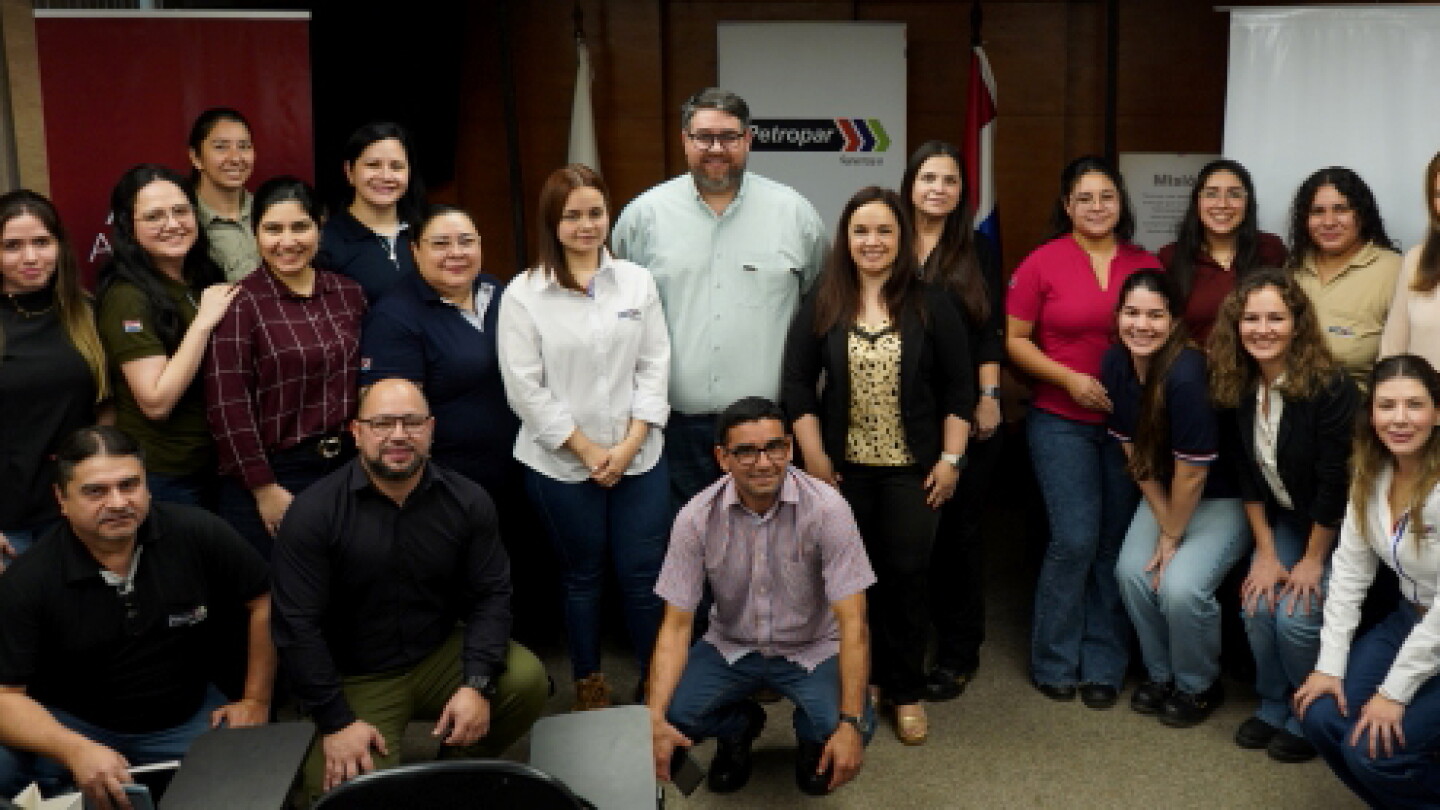 Americana entrega certificados a funcionarios de Petropar