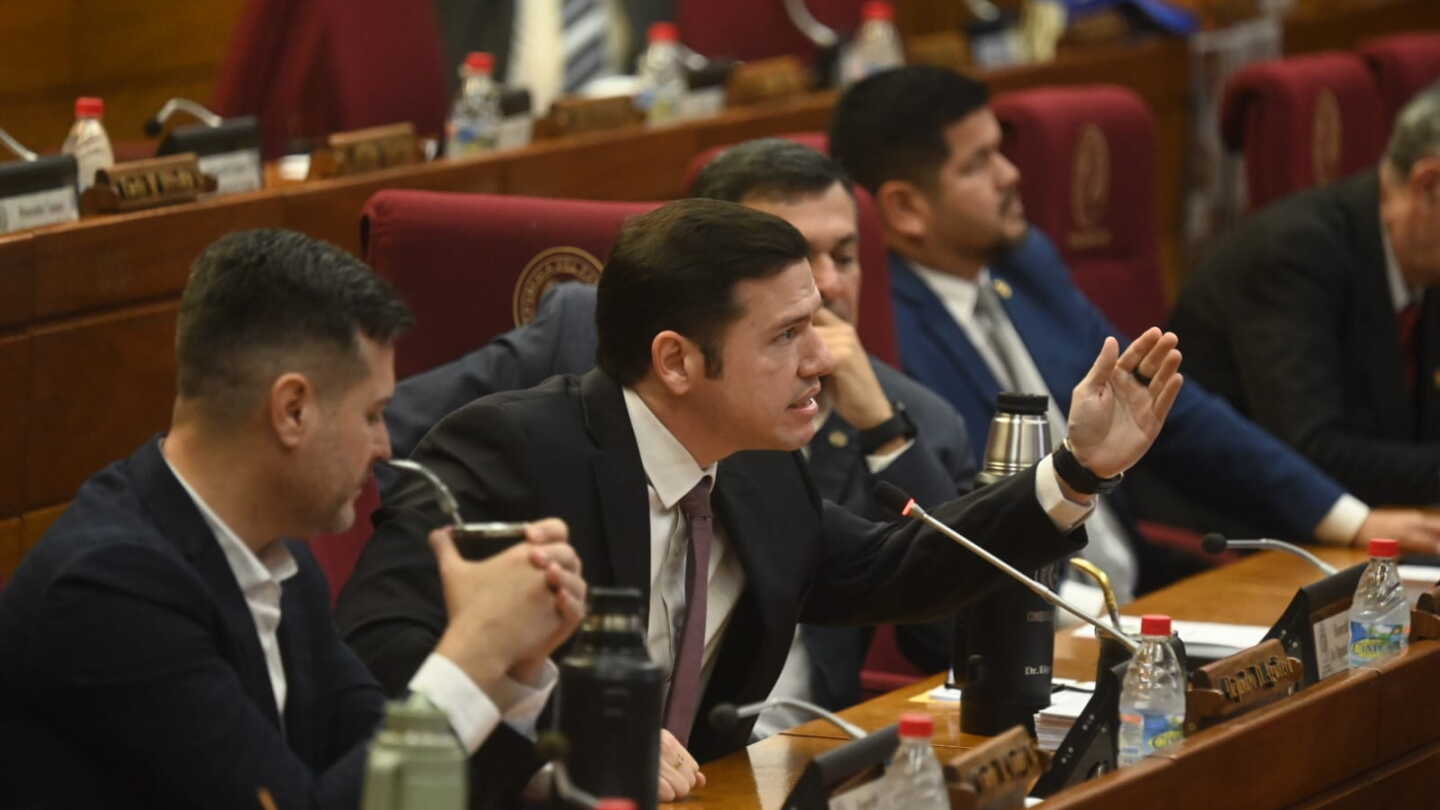 Diputados cuestionan en sesión a Silvio Ovelar: "Como todo arquero campaña, oreko salida vai"