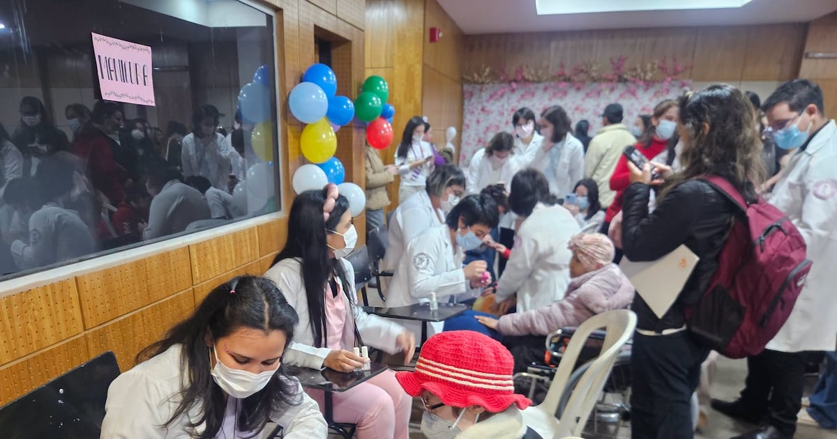 Estudiantes de Medicina de la UNA entregan pelucas a niños con cáncer