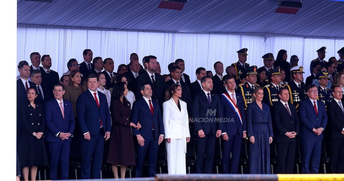 Peña, Alliana y Cartes participan del desfile militar y policial por los 489 años de Asunción