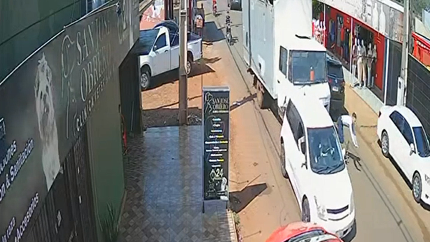 Video: Camión pierde el control, atropella a un motociclista y choca contra un automóvil en PJC