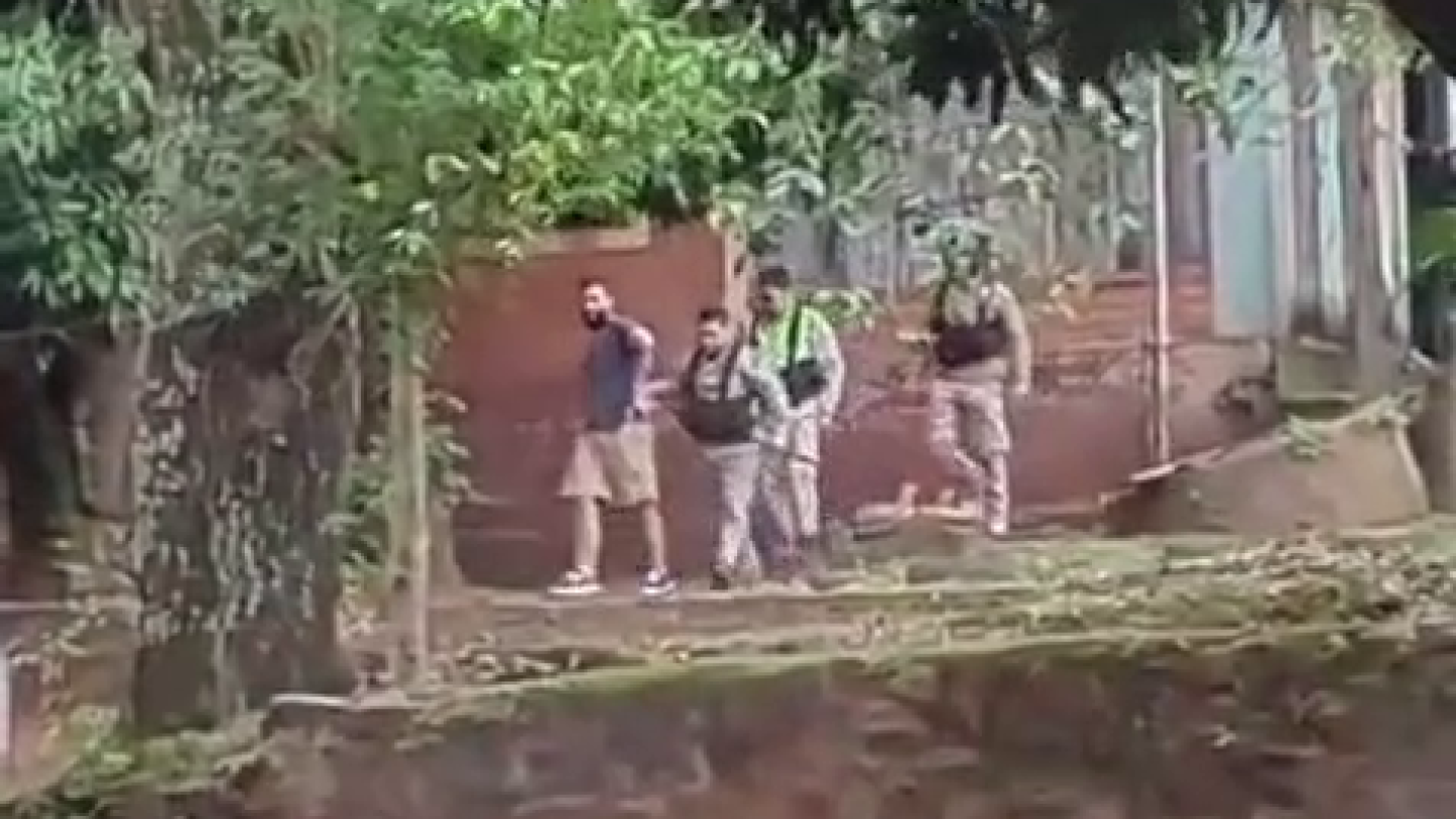 Video: Aprehenden a hombre tras amenazar y causar destrozos en la casa de su madre