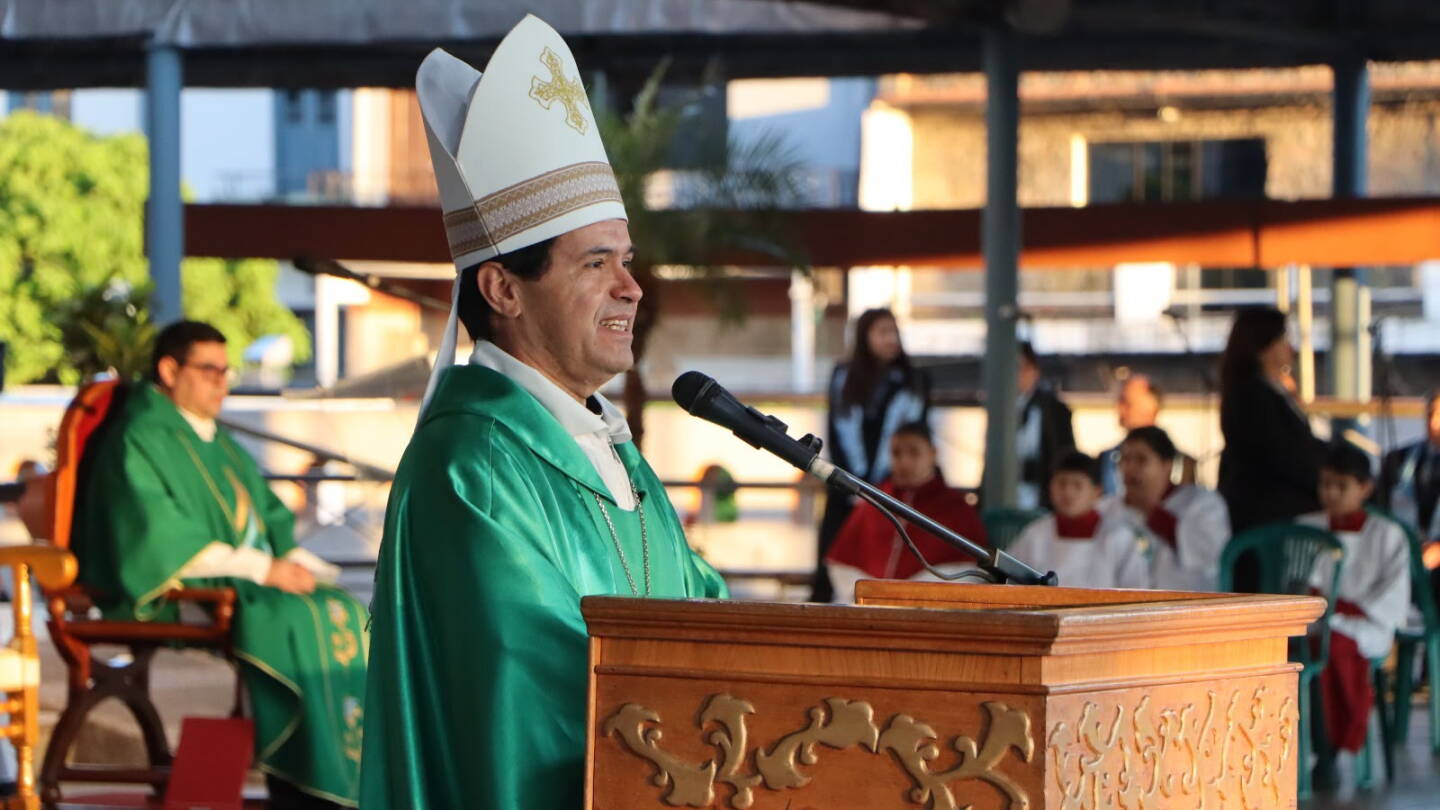 “No priorizar el dinero”: Obispo hace fuerte llamado con una homilía todo en guaraní en Caacupé