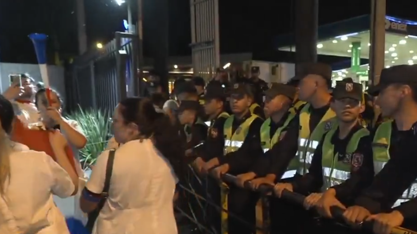 Movilización de médicos: Policías evitan que personal de blanco llegue a la casa de Horacio Cartes