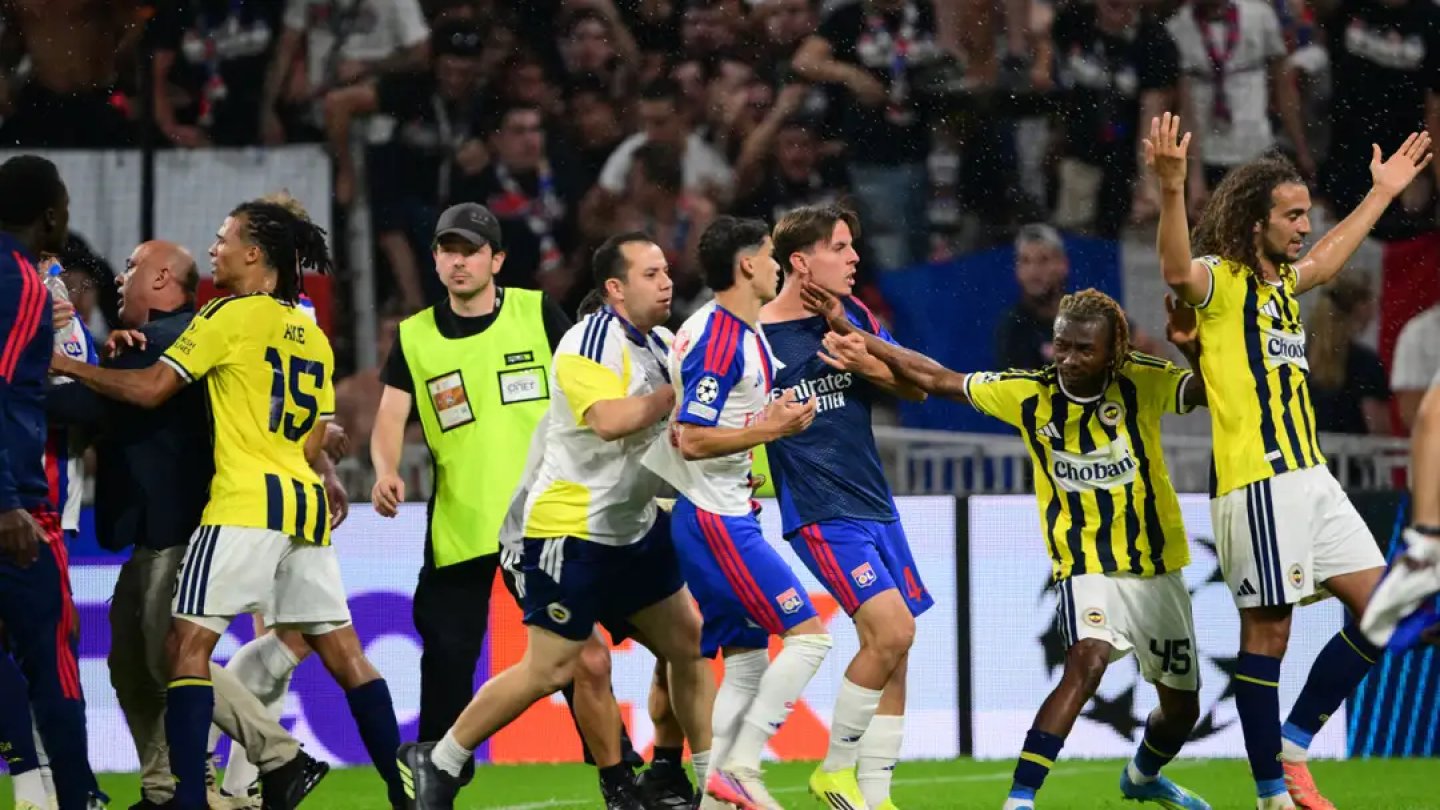 La UEFA investiga incidentes en el Lyon-Fenerbahce