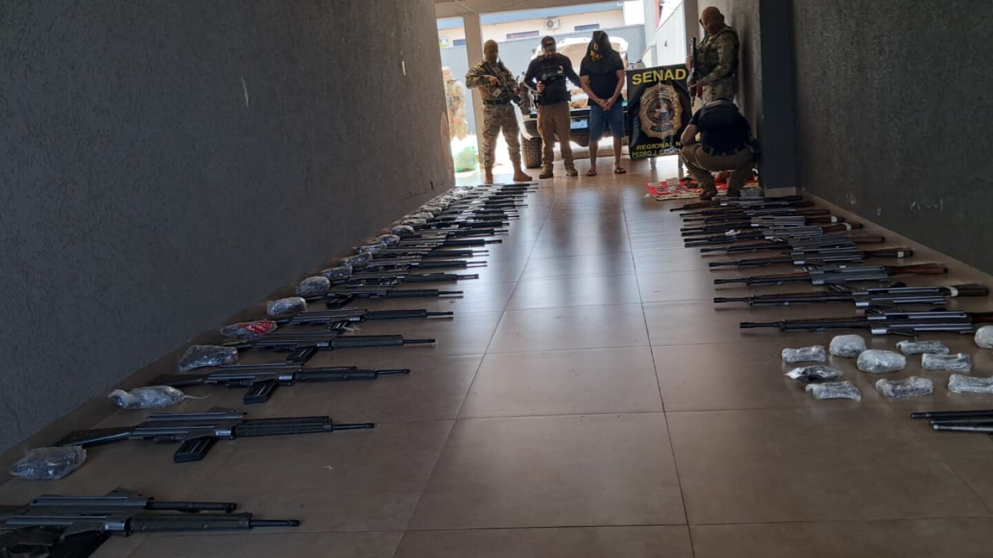 Hallan varias armas de grueso calibre durante allanamiento en Pedro Juan Caballero