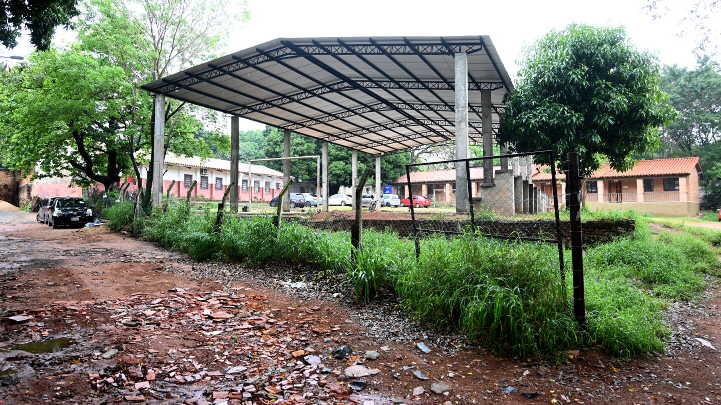 Asunción: Padres desmontaron tinglado de escuela dañado tras un temporal