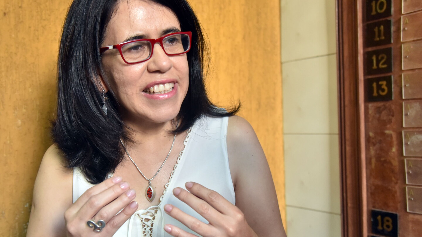 Experta advierte sobre riesgos a la democracia y analiza el caso paraguayo con perspectiva global