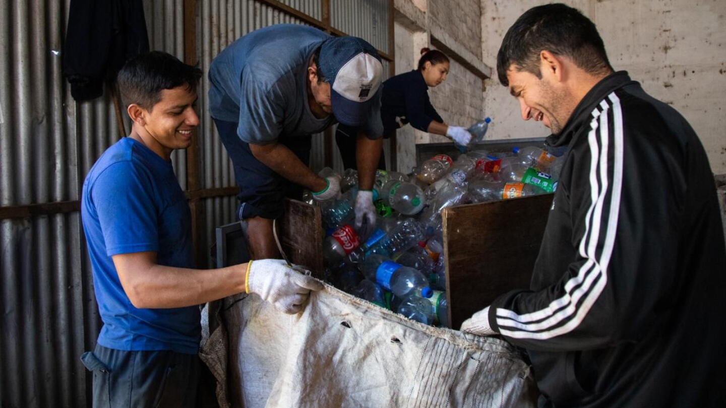 Caída del dólar reduce ingresos de recicladores y saca a la industria de mercados