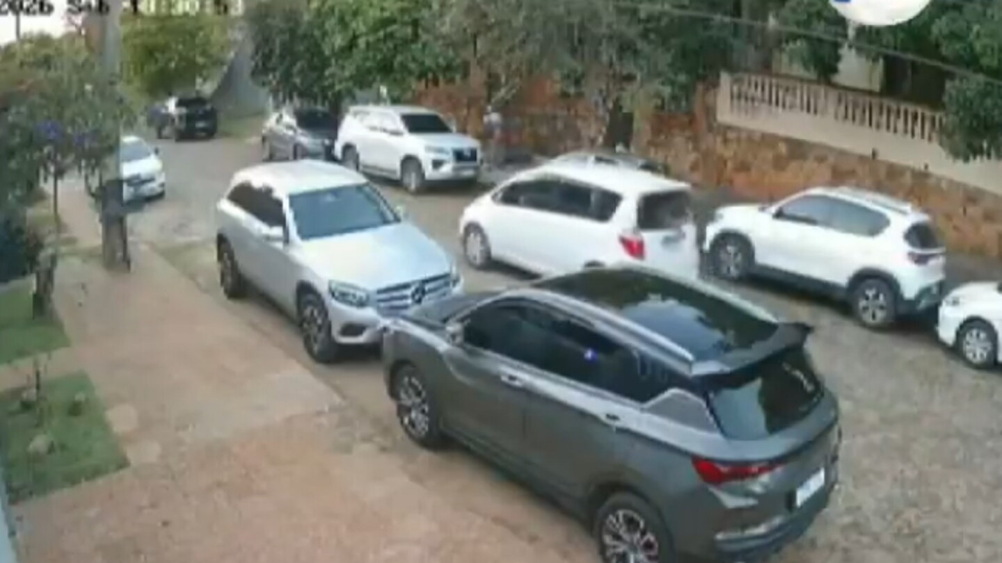 Video: Una familia acusa a policías de robarles tras pedirle auxilio por un asalto