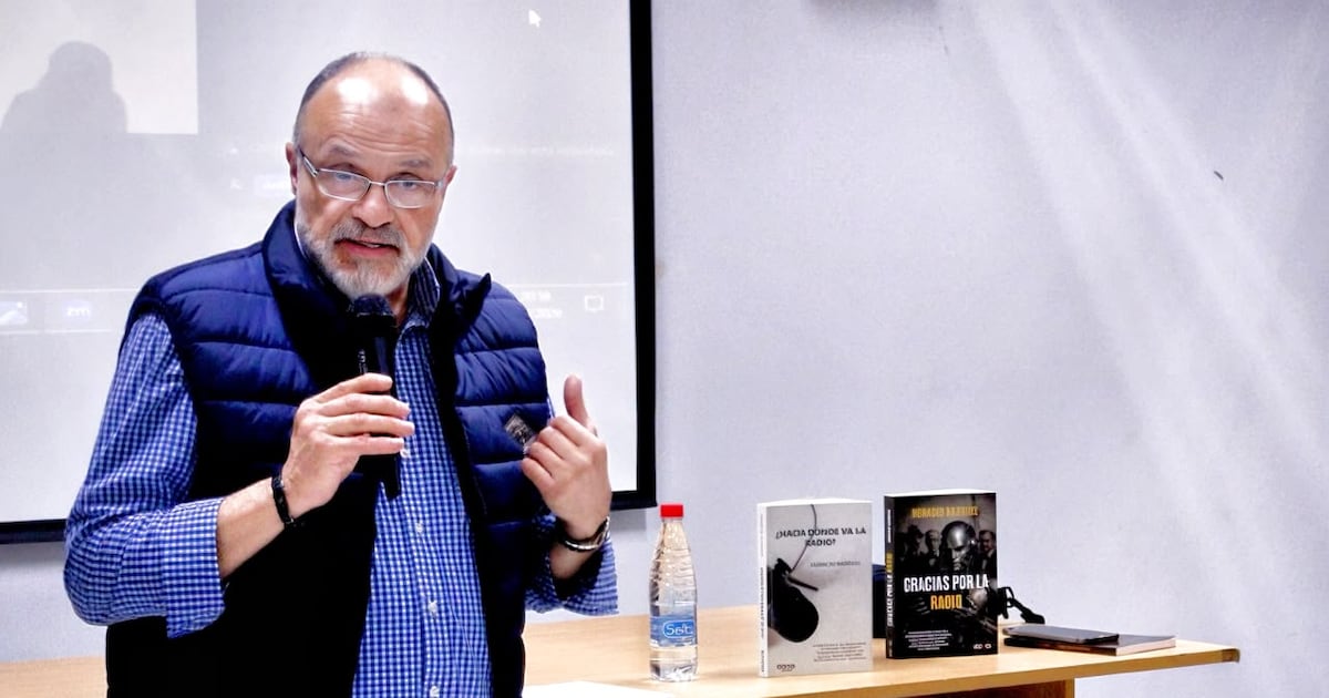 Universitarios debaten sobre el impacto de la inteligencia artificial en la comunicación