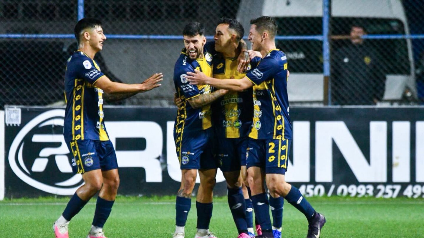 Camacho, a 11 goles de Sasá