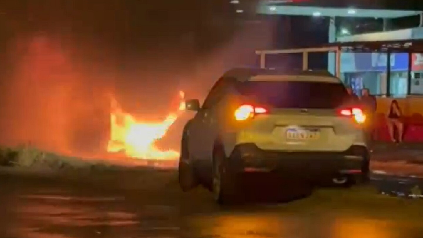 Conductora sale ilesa de vuelco e incendio de su vehículo en Asunción