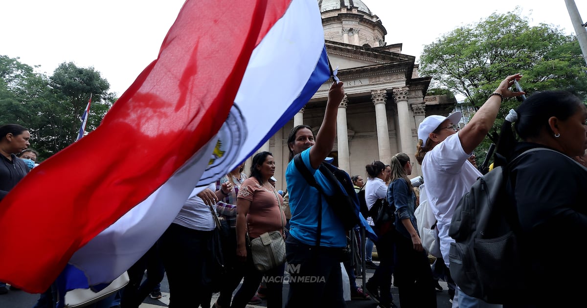 Histórico acuerdo beneficia a 83.000 docentes con inversión de USD 80 millones