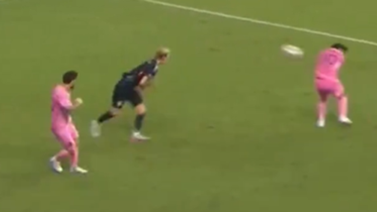 El pelotazo de Messi a Matías Galarza
