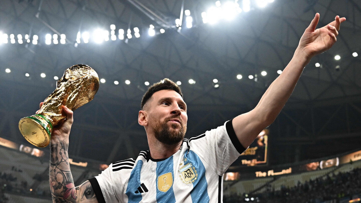 Messi presenta la camiseta oficial para su despedida