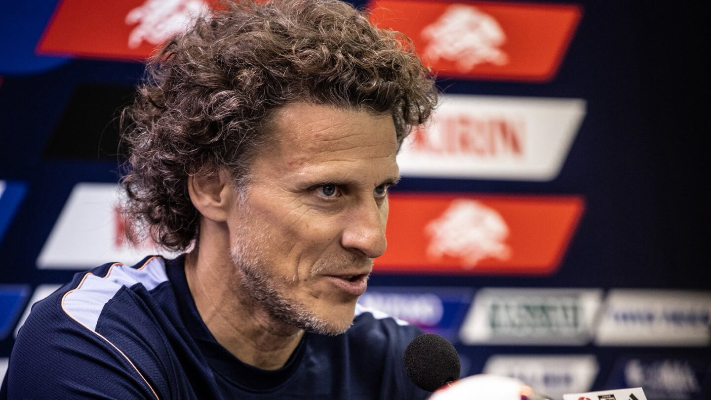 Forlán, afortunado por tener "jugadores de primerísimo nivel" en Uruguay