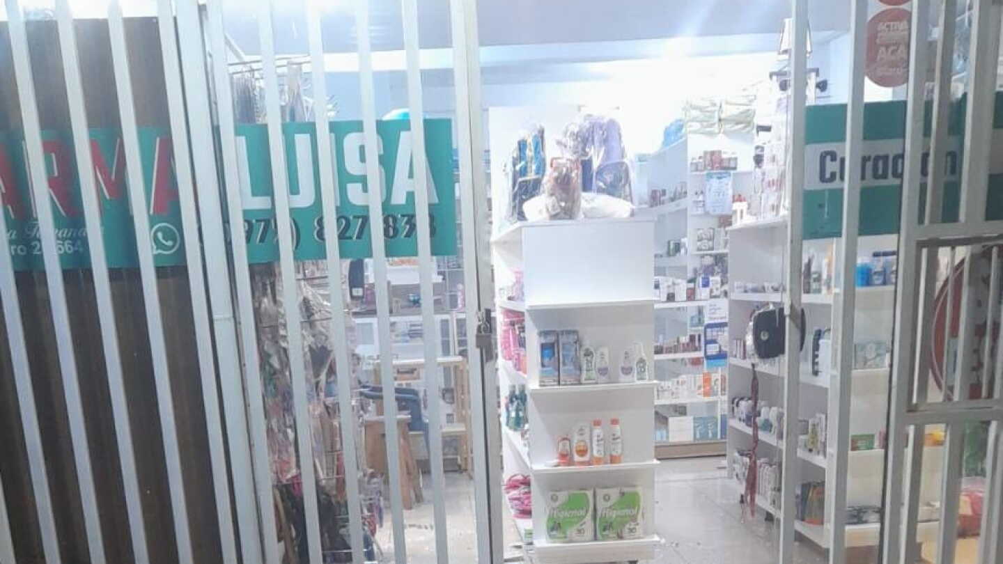 Video: Asaltantes armados irrumpen en una farmacia y llevan cosméticos en CDE