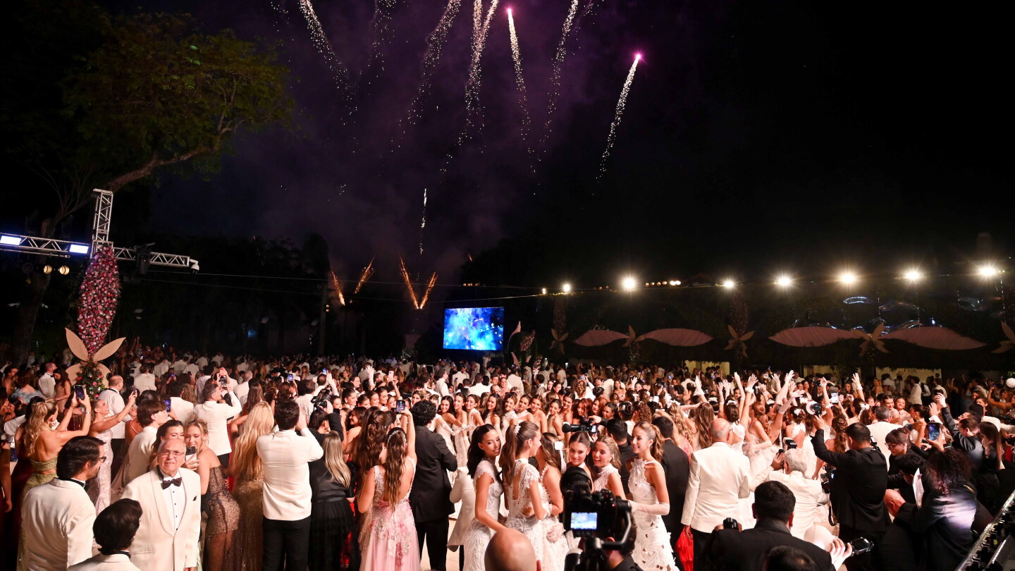El vals con padres y acompañantes en la fiesta del Centenario