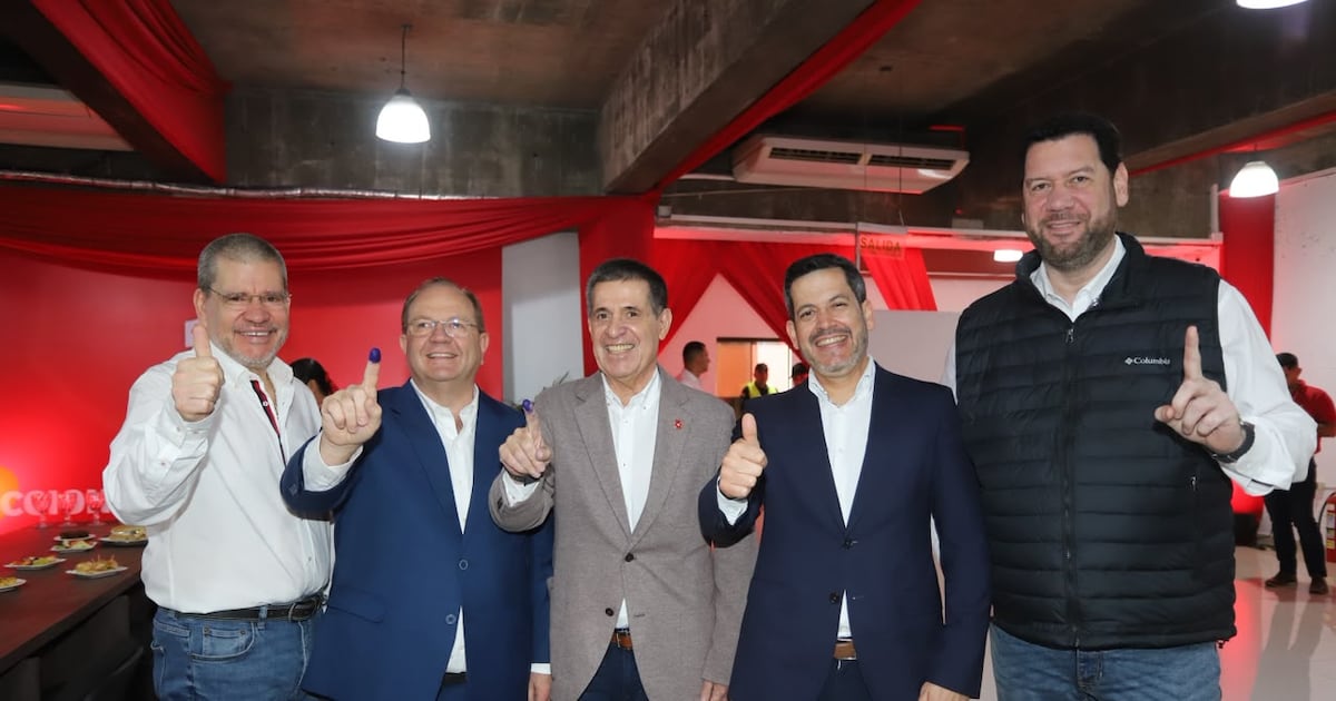 Horacio Cartes y Camilo Pérez abren la jornada electoral en la sede de la ANR