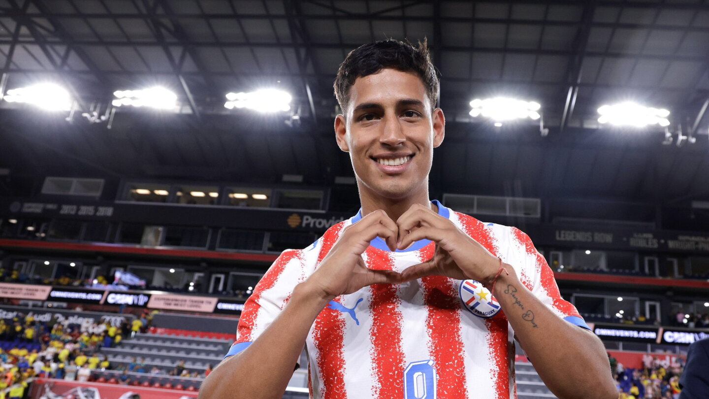 Bernay alaba a Hugo Adrián Benítez