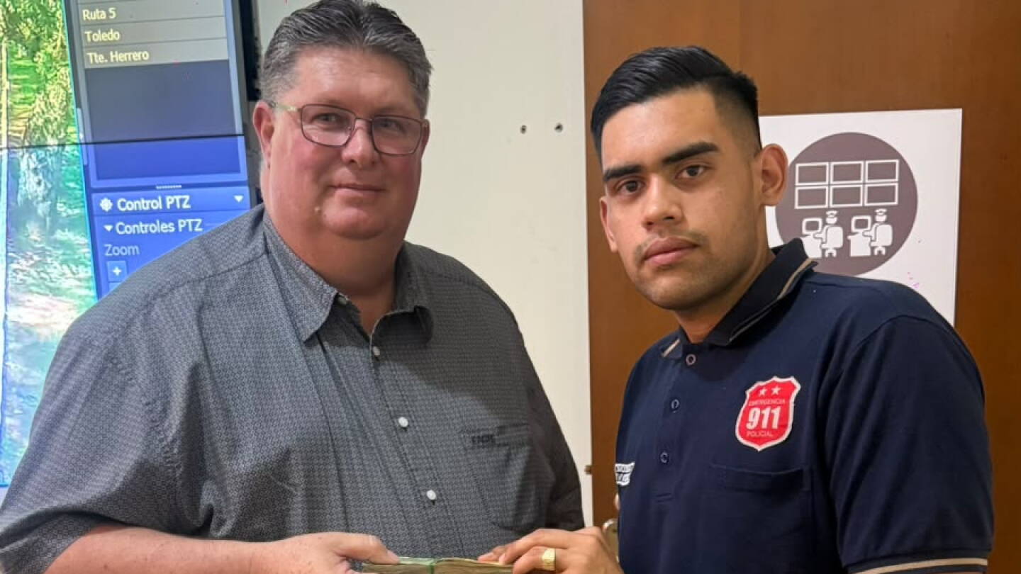 Policía devuelve G. 10 millones extraviados a ciudadano extranjero