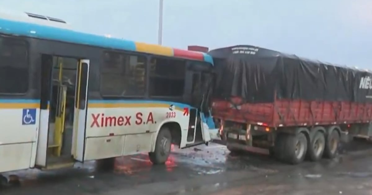 Un autobús impactó contra un camión averiado en la Transchaco; solo el chofer resultó herido