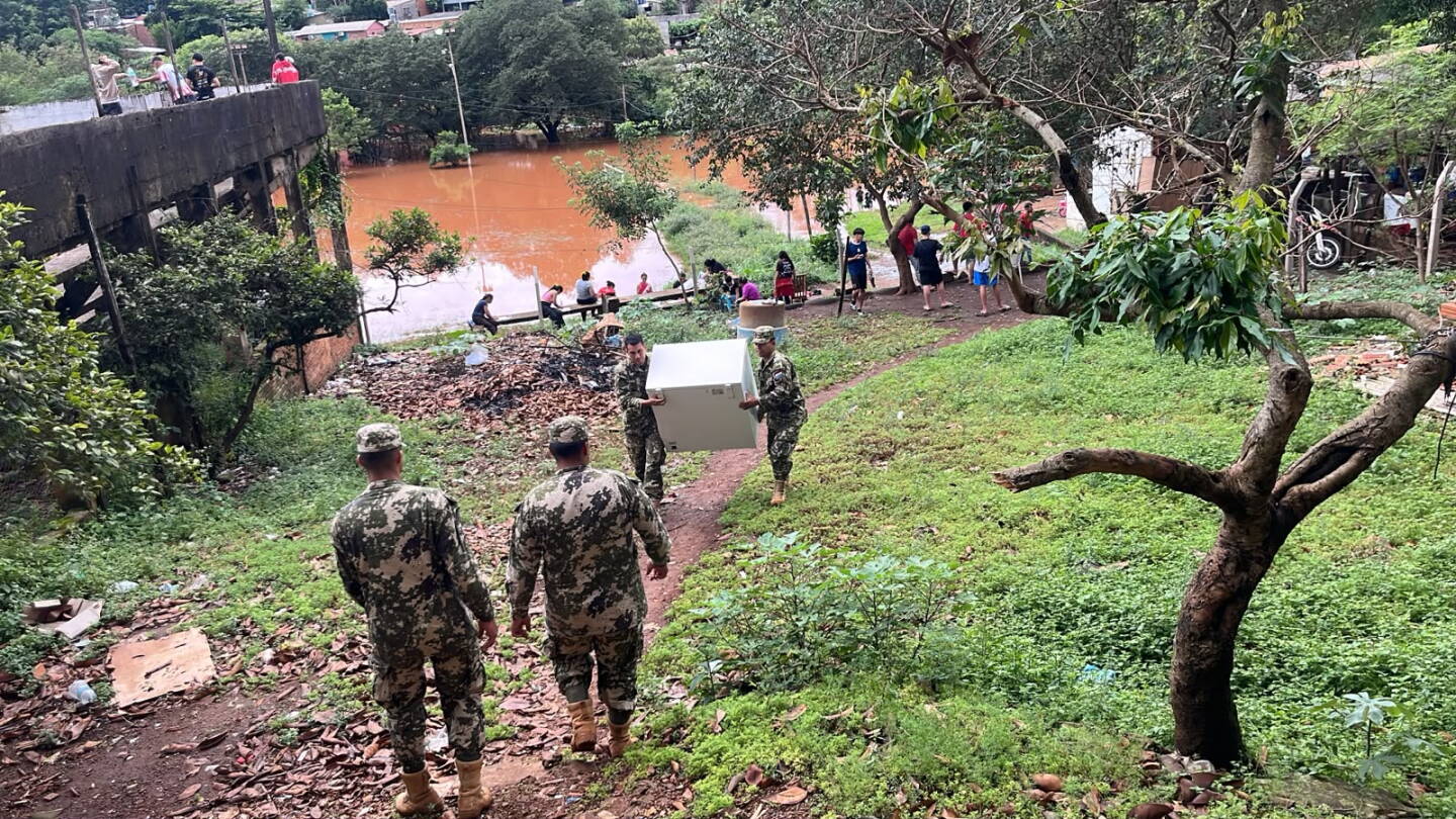 Itaipú alerta sobre crecida del río Paraná y 60 familias fueron evacuadas en barrio San Rafael