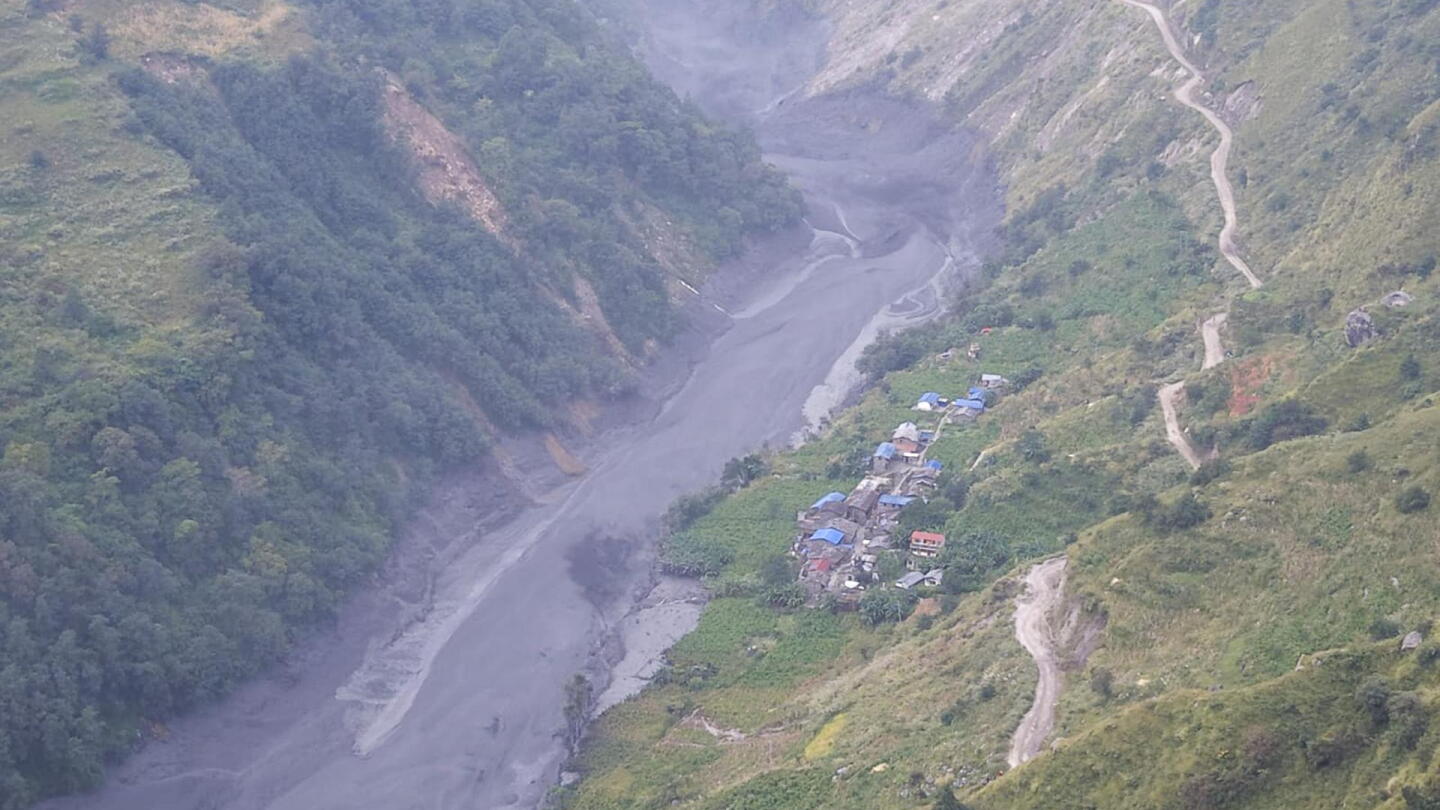 Inundación repentina de un río en Nepal arrasa un pueblo y deja 5 desaparecidos