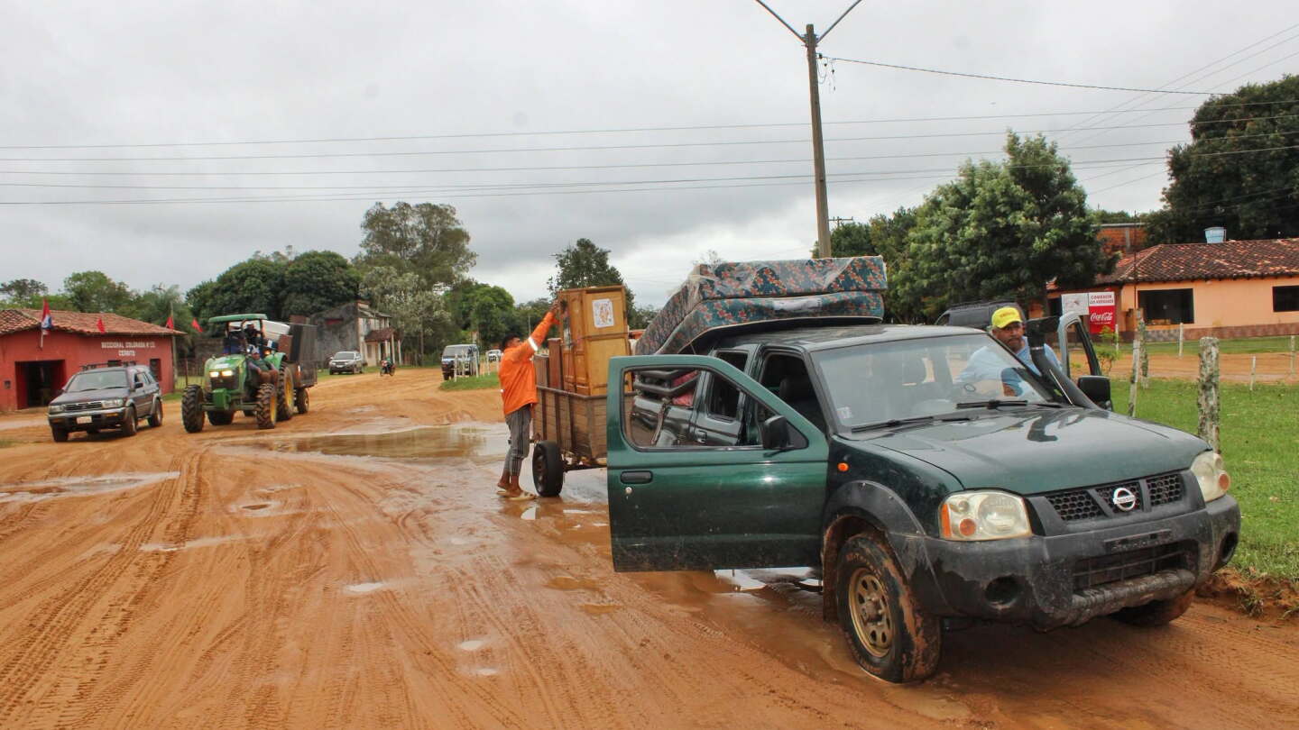 Autoridades de la SEN asisten a familias afectadas por inundaciones en Cerrito