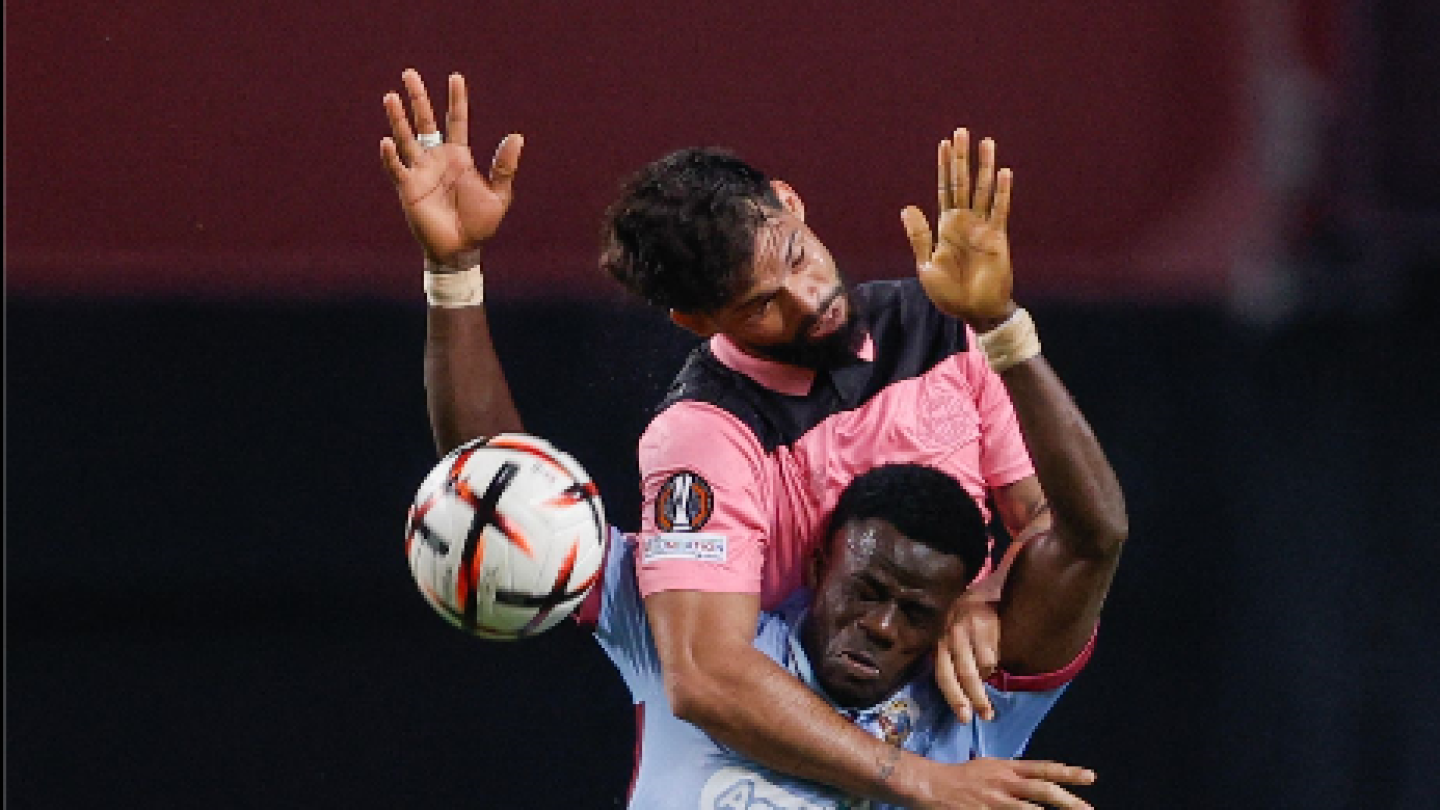 Omar Alderete fue titular en la victoria del Sunderland en Europa League