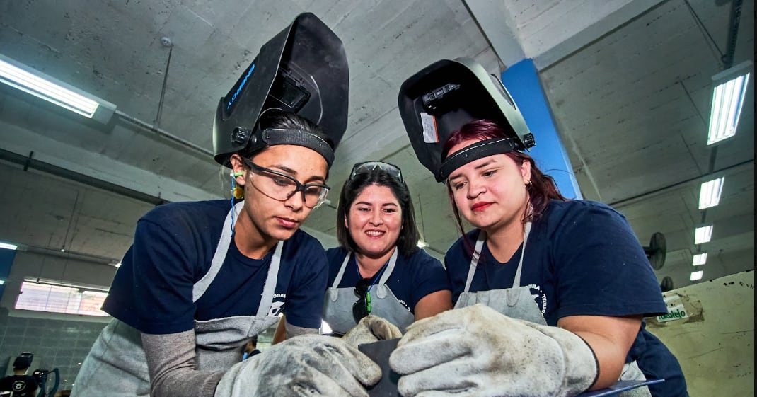 Tu futuro en la industria puede empezar con una de estas 160 becas