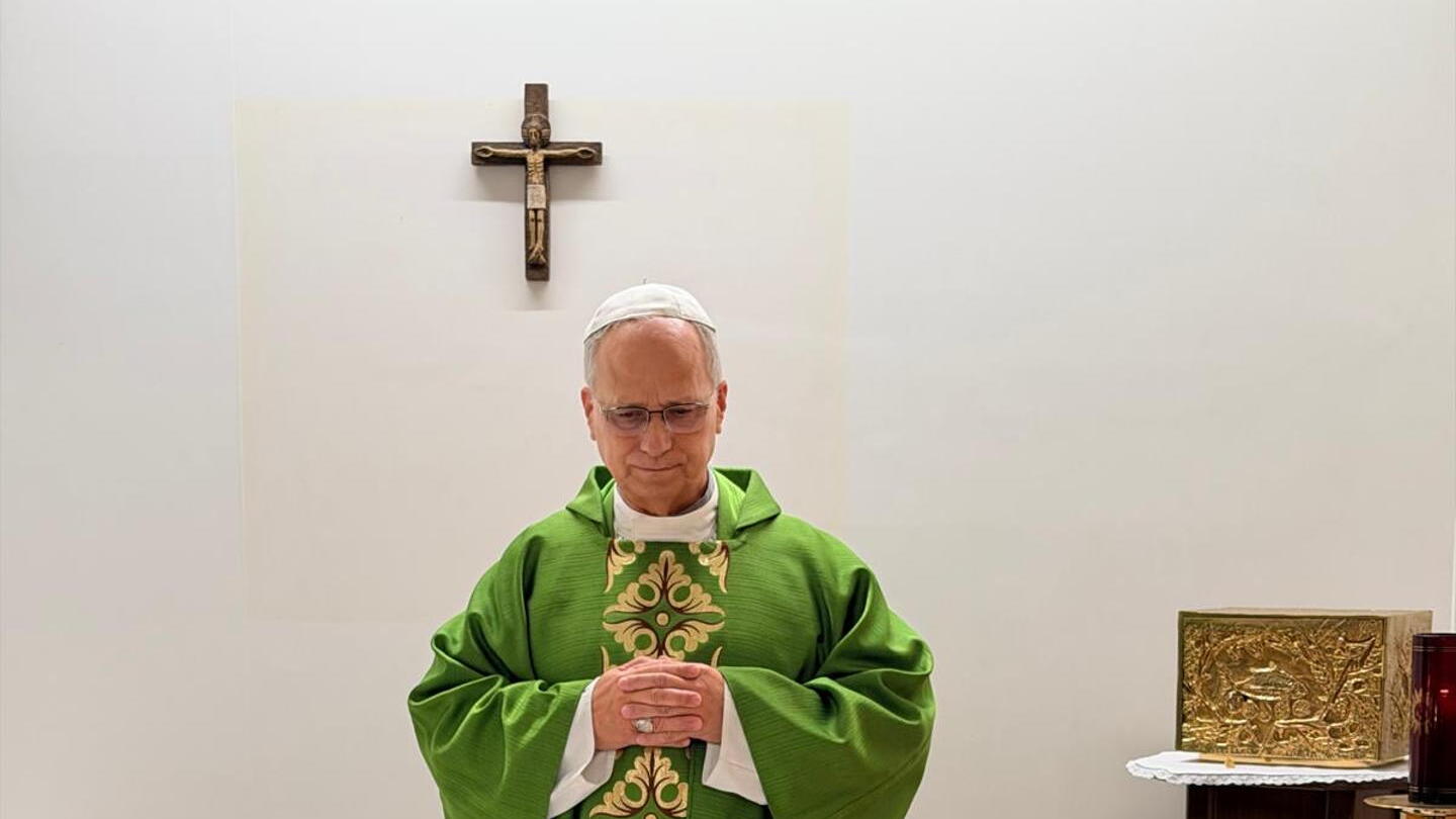 Primera foto del Papa tras su operación: Oficiando misa con su secretario peruano