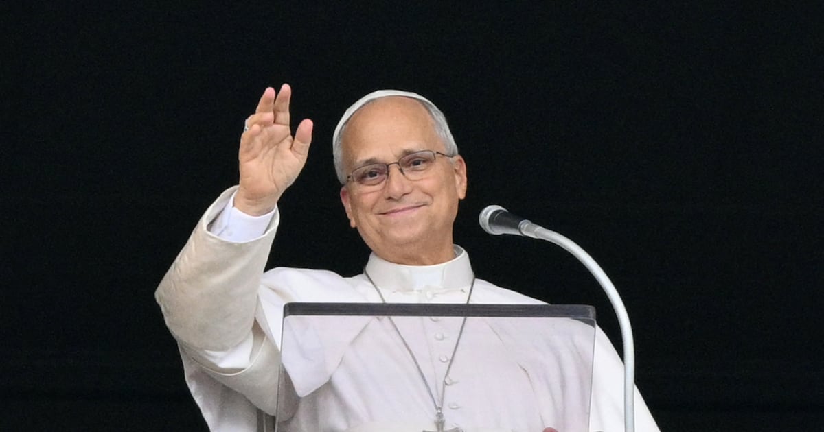 El papa saludó a cientos de fieles en el Vaticano, por primera vez después de su cirugía