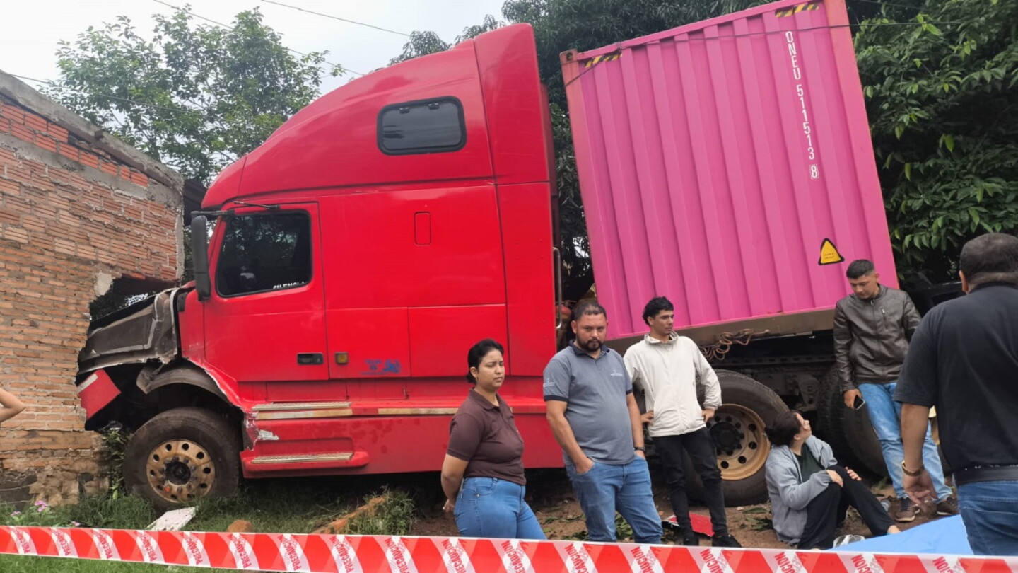 Ciudad del Este: Camión sin frenos mata a un joven, choca varios vehículos y se incrusta en una vivienda