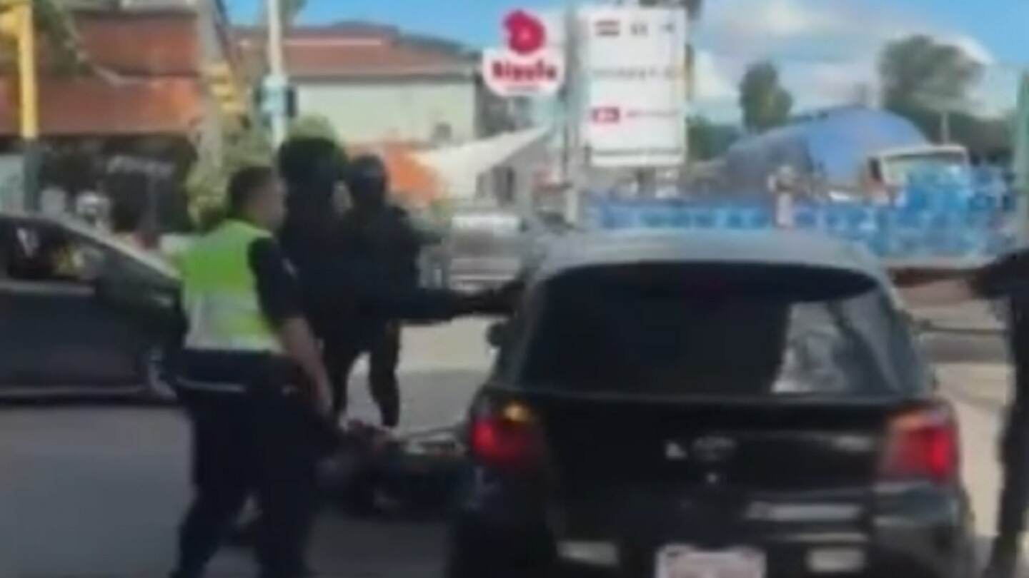 Video: A patadas, policía rompe ventanilla de un vehículo para detener a su conductor