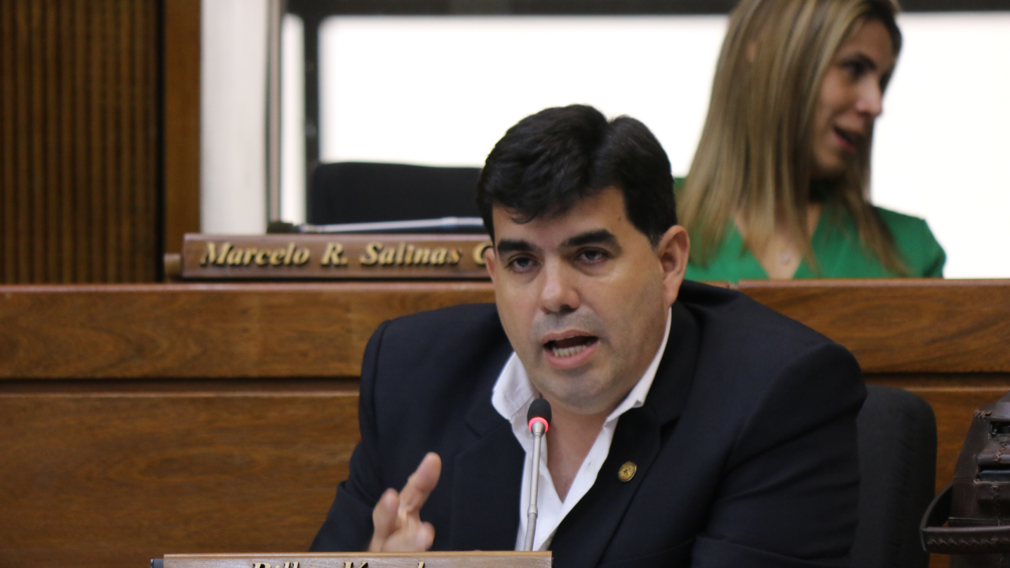 Diputado reimpulsa impuesto al tabaco y aporte de aseguradoras para pacientes con cáncer