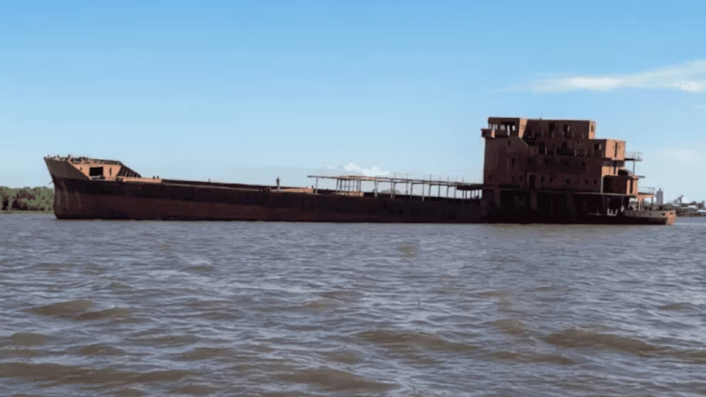"Barco fantasma": ¿Qué se sabe de su destino en el río Paraná tras las crecidas?