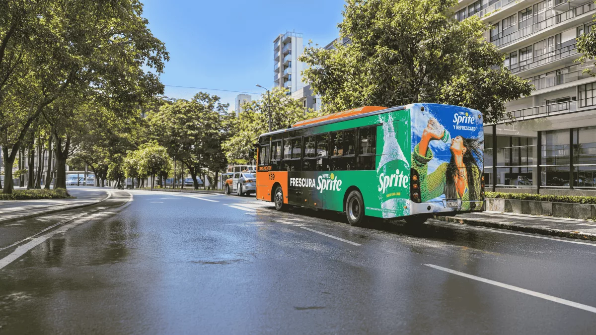 ¿Querés que tu marca recorra la ciudad? Así funcionan las campañas publicitarias en buses