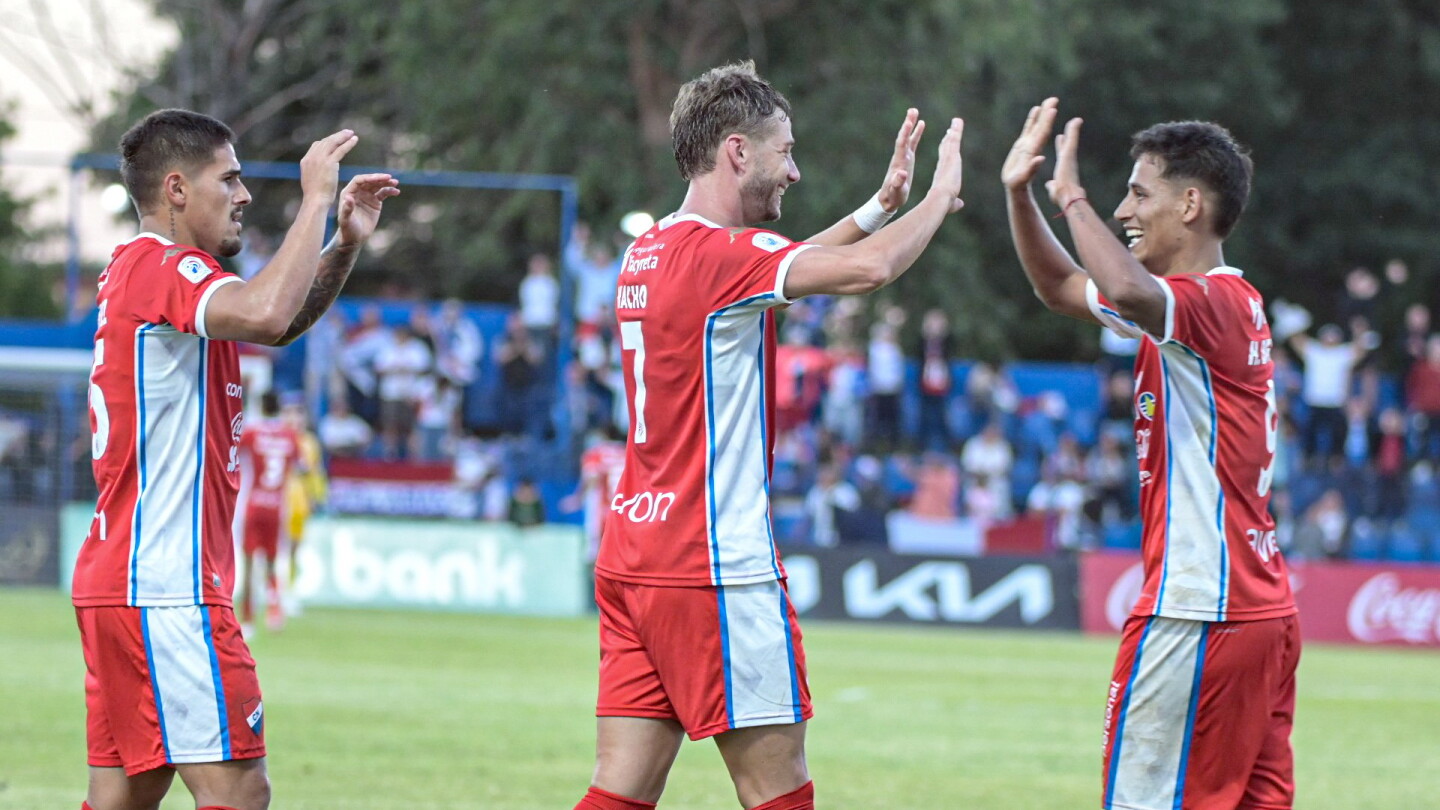 Nacional no afloja y apunta a Trinidense