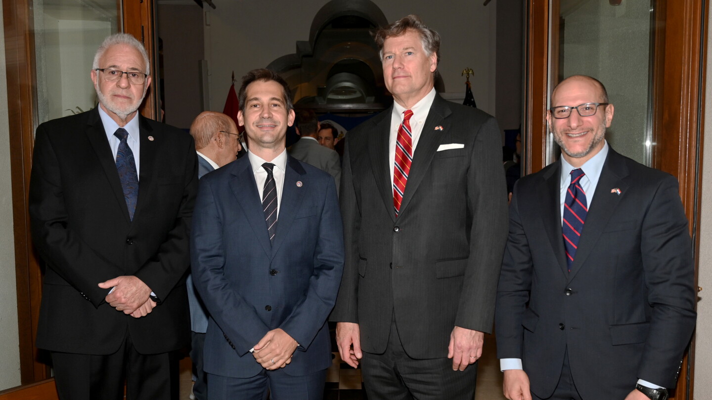 AmCham homenajeó a Christopher Landau