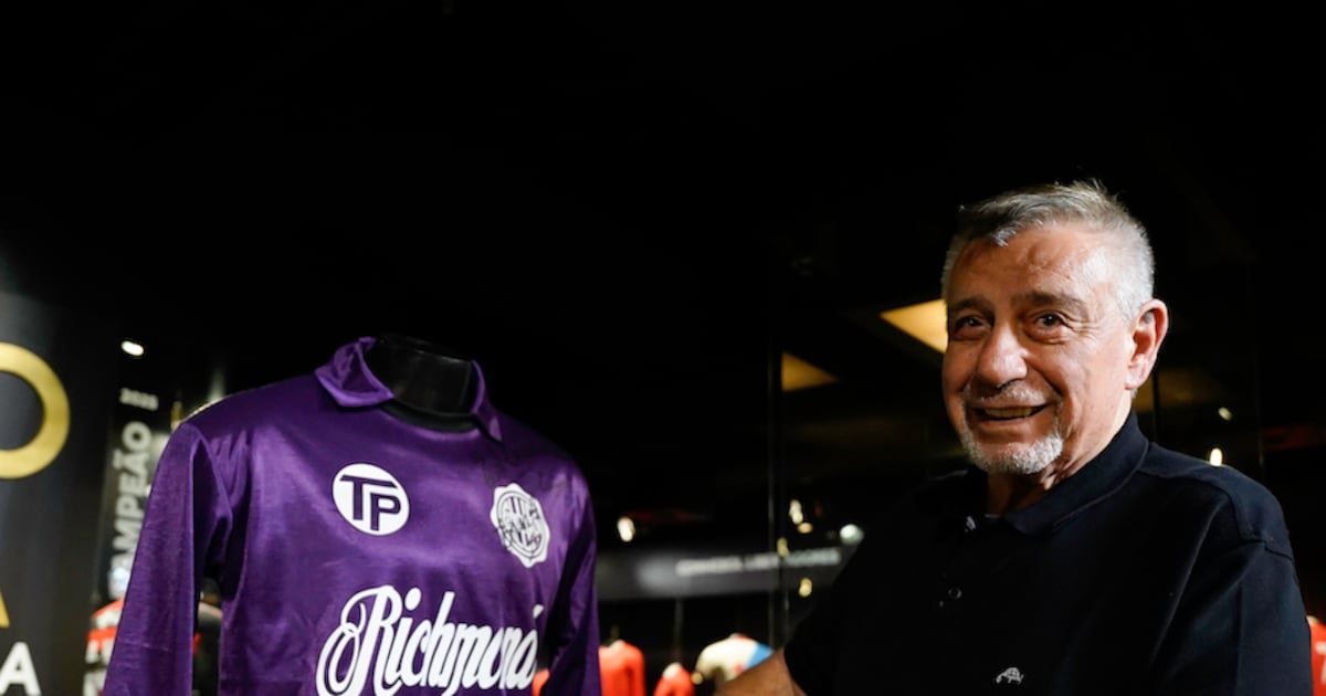 Éver Hugo Almeida donó su histórica camiseta de la Copa Libertadores 1990