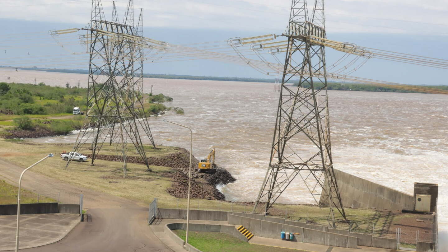 Yacyretá ejecuta obras de urgencia para proteger torres ante histórica crecida del Paraná