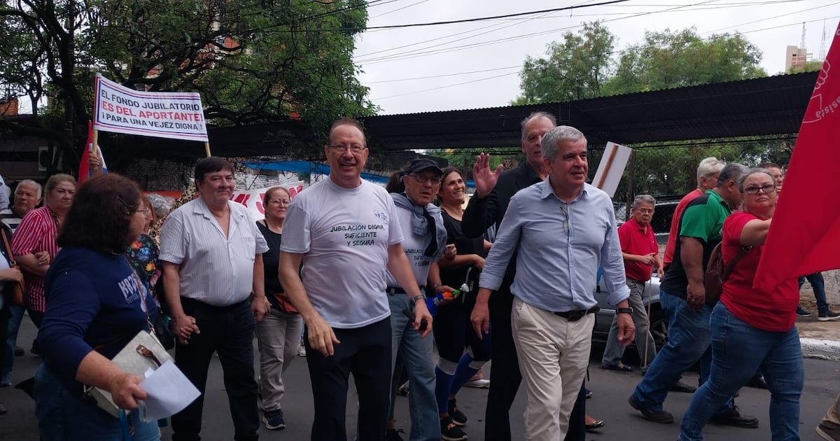 Jubilados rechazan el pedido de retiro de fondos previsionales de un banco de plaza