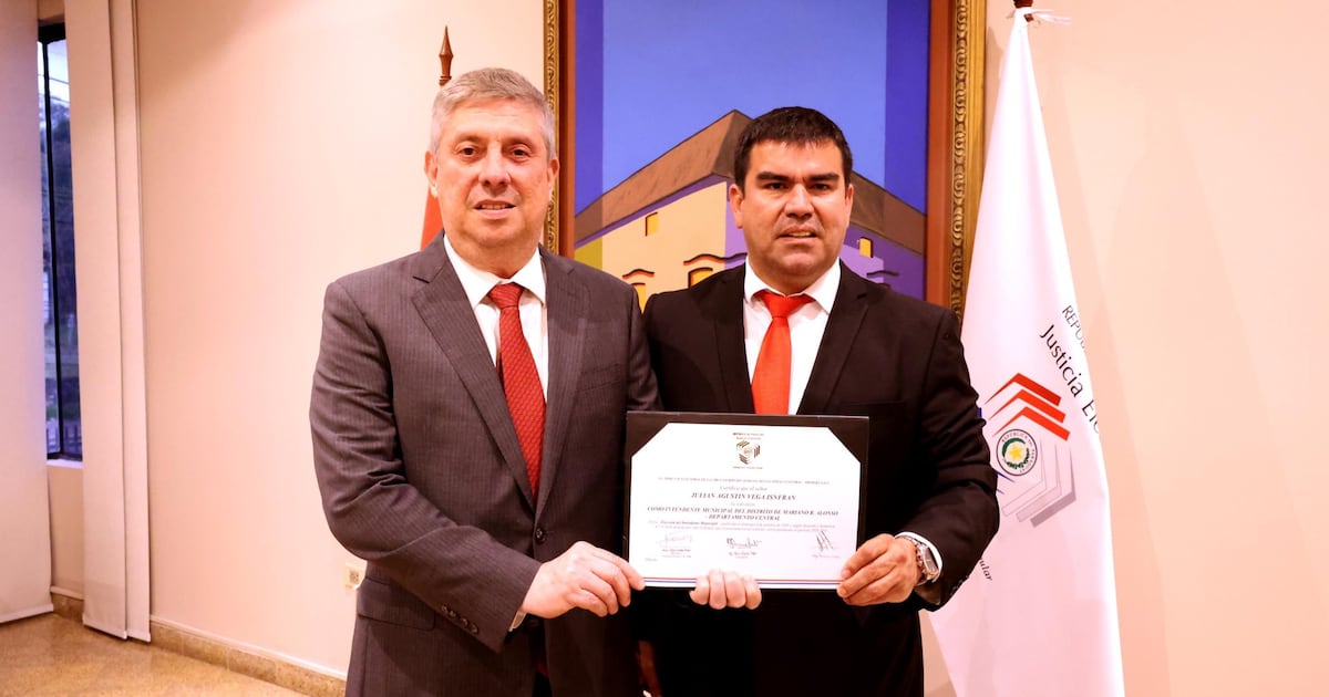 Julián Vega recibe su proclamación como intendente electo de Roque Alonso